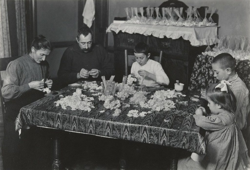 Lewis W Hine, Homework Artificial Flowers, New York, 1908